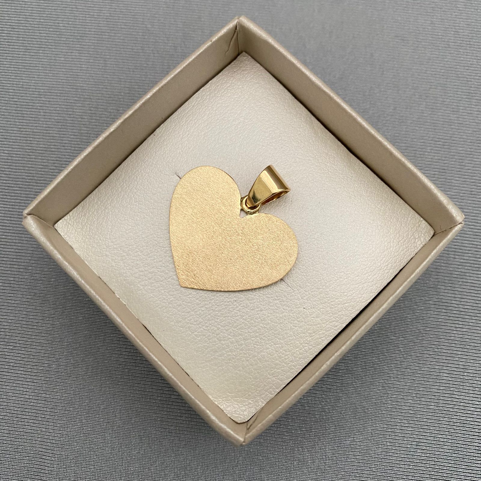 Dije placa corazon lisa (POR FABRICACION) Oro amarillo 18k 3,5 Gr / 3,0 Cm